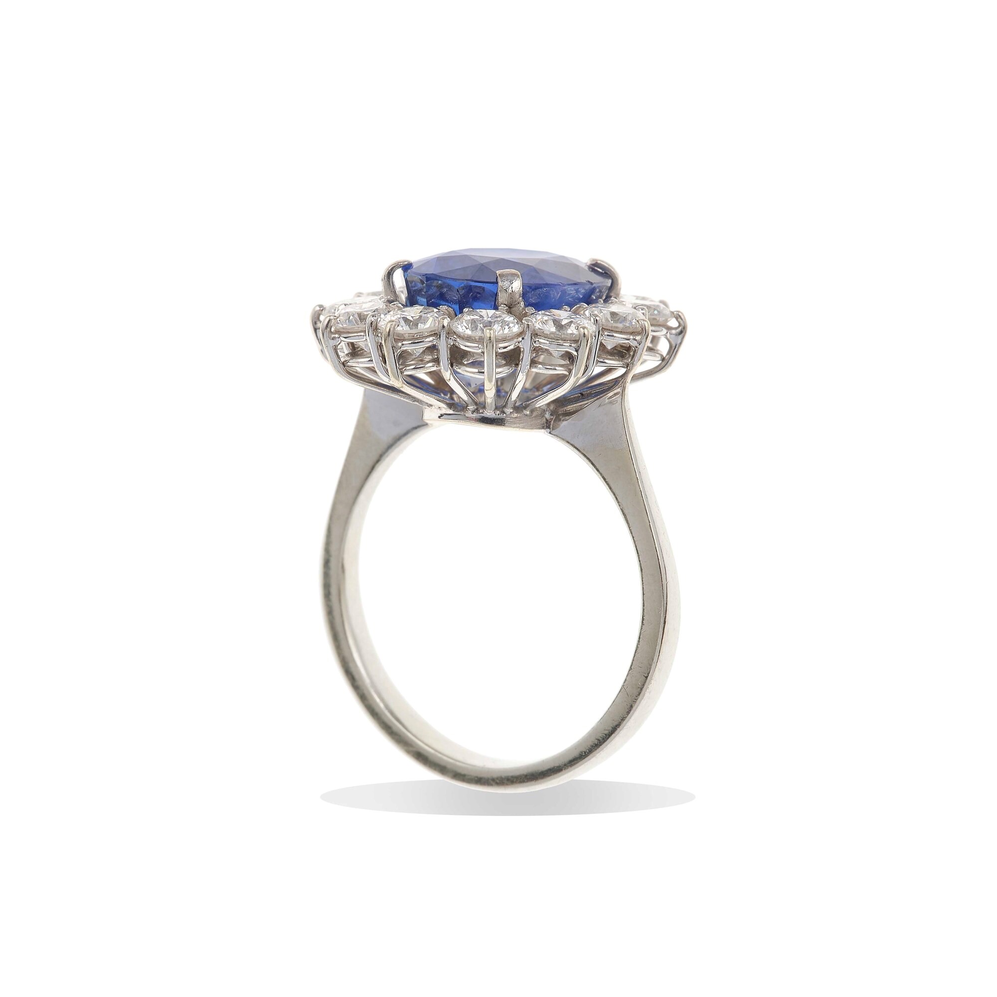 Anello con Zaffiro Sri Lanka di Ct 5.40 Circa, Nessuna Indicazione di Riscaldamento, e Diamanti p...