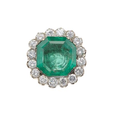 Anello con Smeraldo Colombia di Ct 7.45 Circa e Diamanti per Ct 2.08 Circa