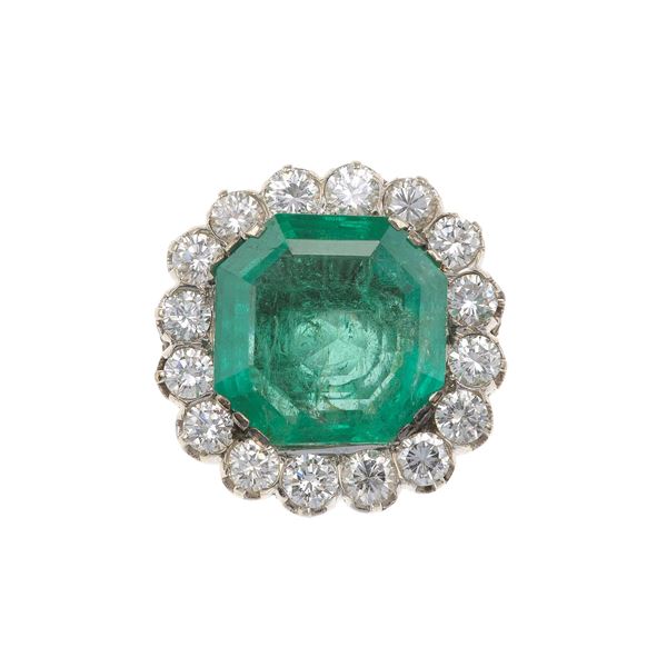 Anello con smeraldo Colombia di ct 7.45 circa e diamanti per ct 2.08 circa