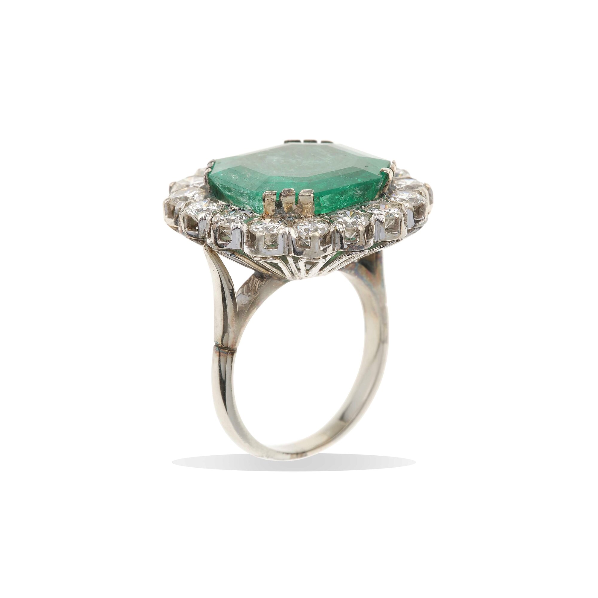 Anello con Smeraldo Colombia di Ct 7.45 Circa e Diamanti per Ct 2.08 Circa