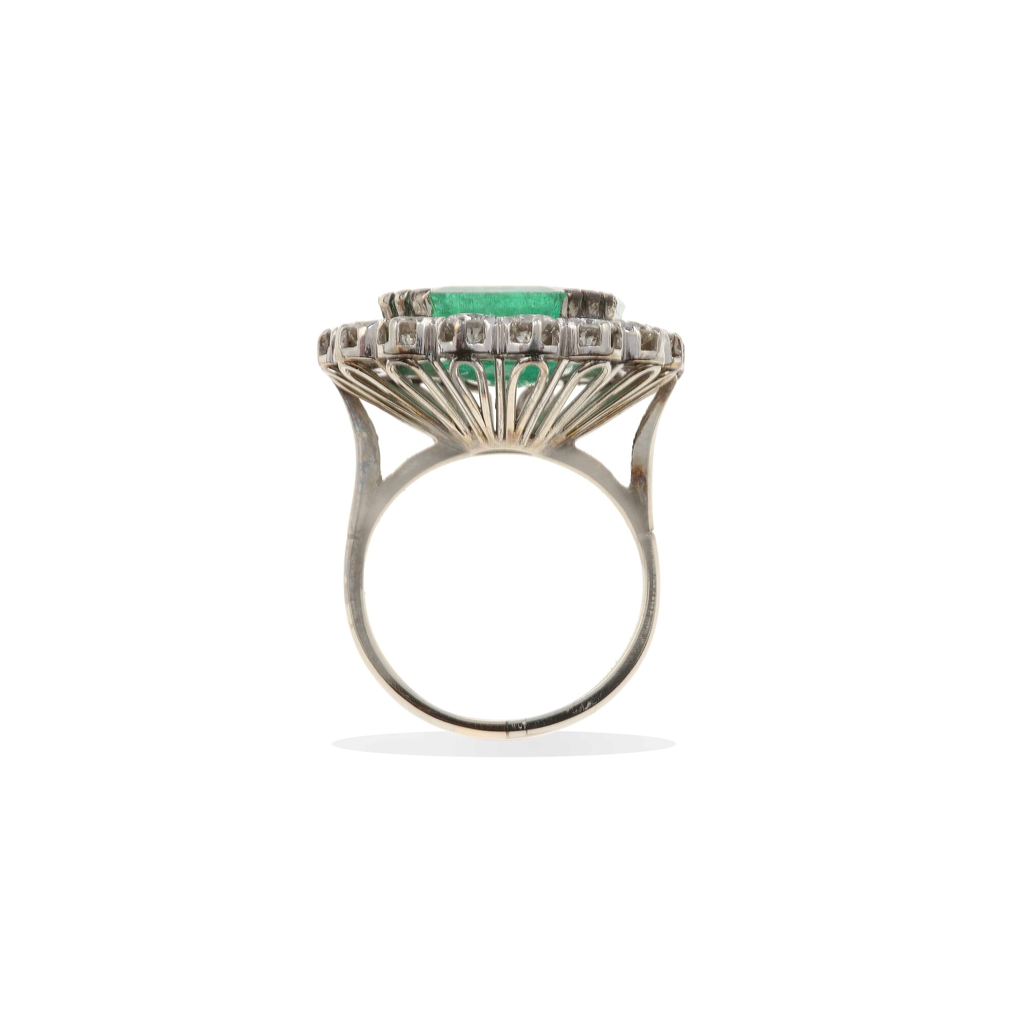 Anello con Smeraldo Colombia di Ct 7.45 Circa e Diamanti per Ct 2.08 Circa