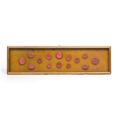 Collezione di quattordici calchi di gemme romane in ceralacca, dimensioni cm 40,5 x 11