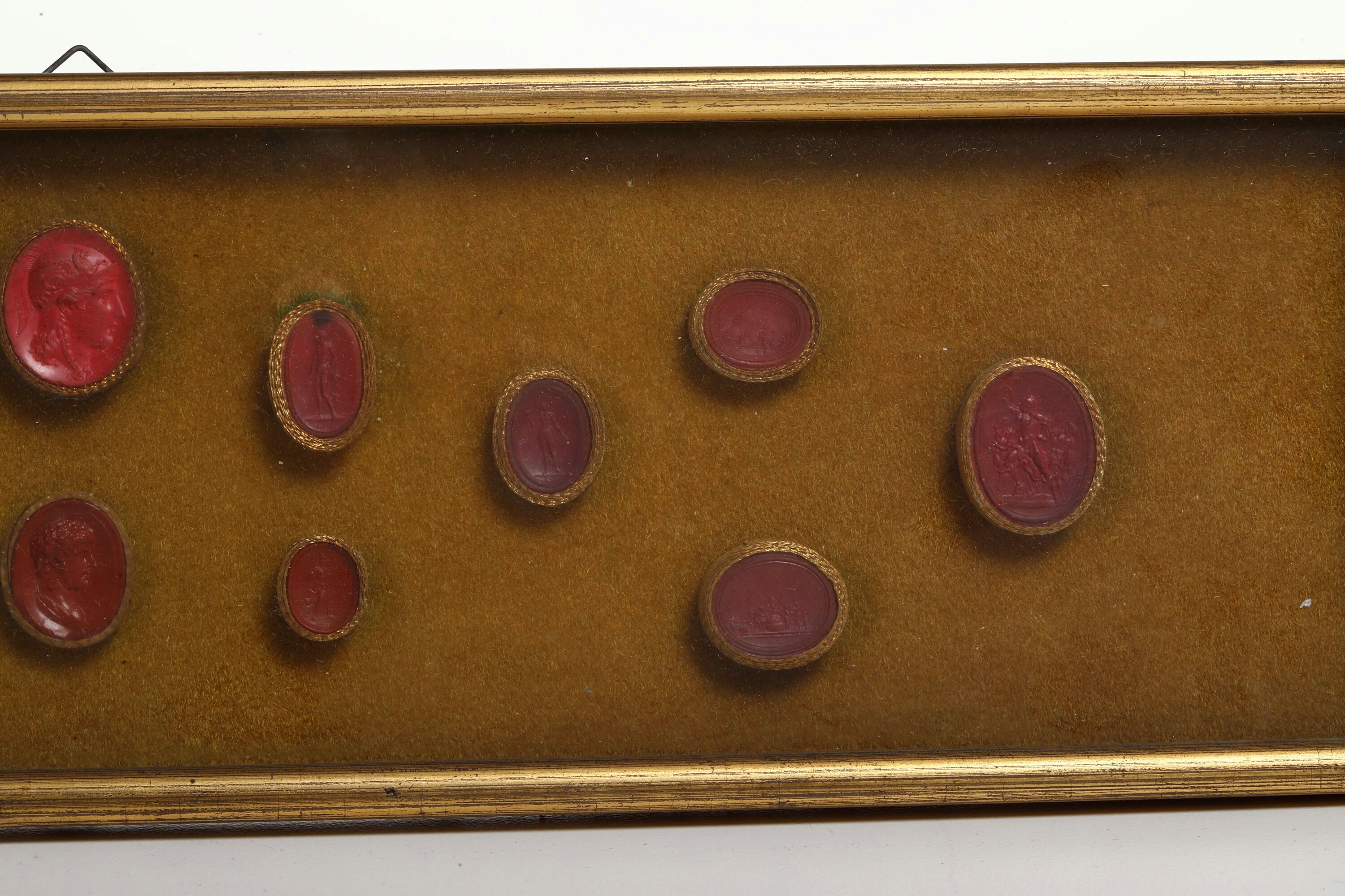 Collezione di quattordici calchi di gemme romane in ceralacca, dimensioni cm 40,5 x 11