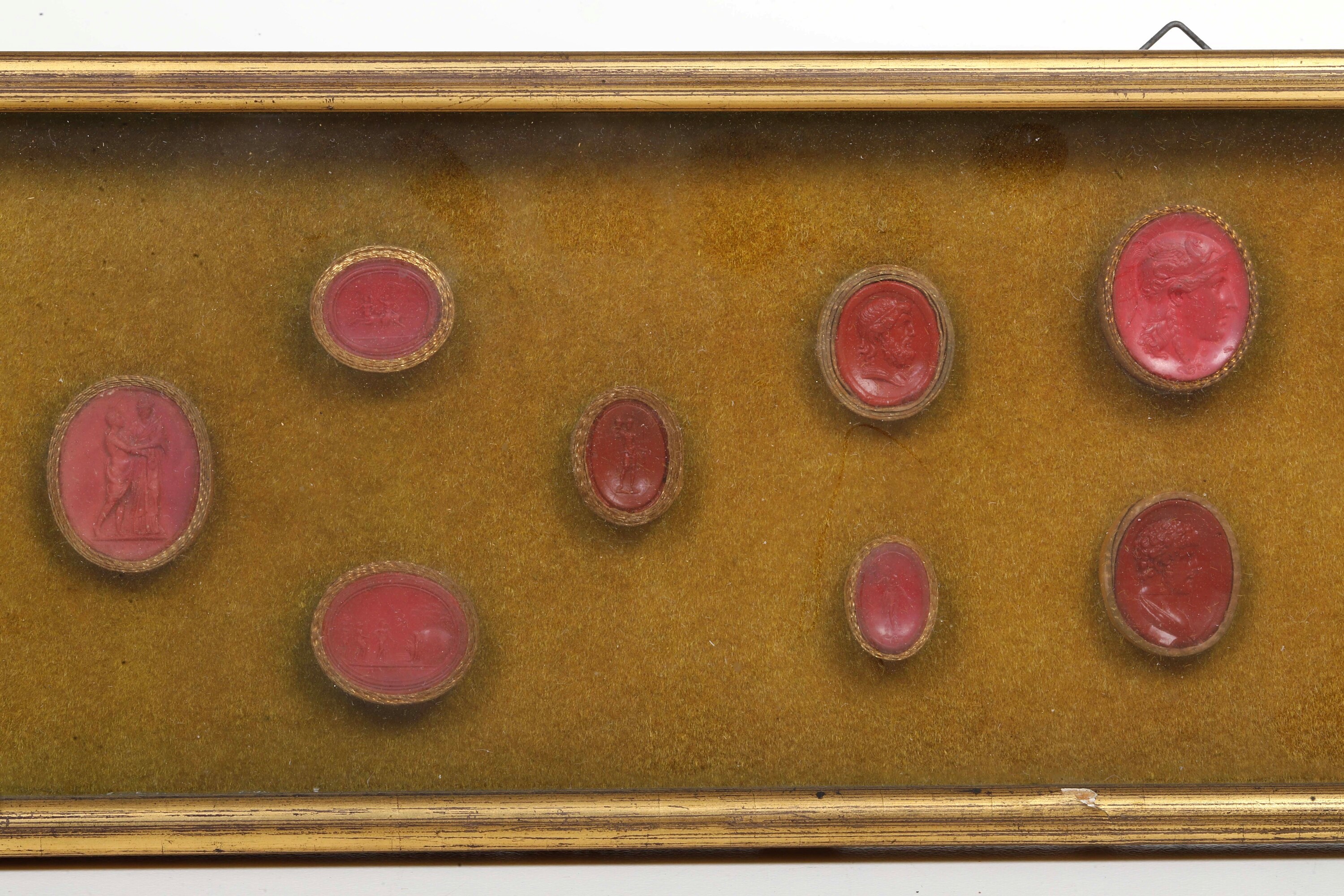 Collezione di quattordici calchi di gemme romane in ceralacca, dimensioni cm 40,5 x 11
