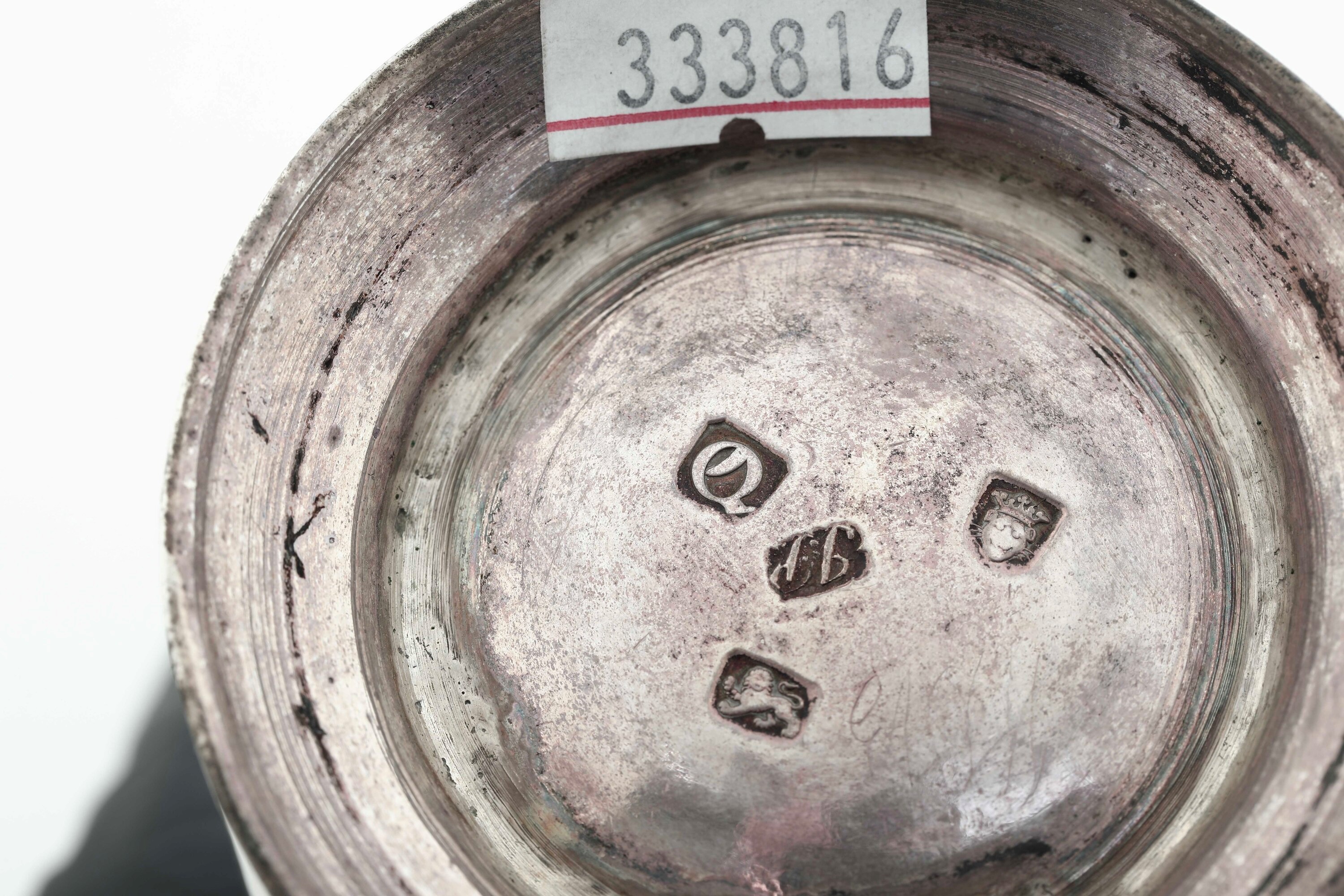 Argento fuso e sagomato, Due piccoli mug e un tankard, Inghilterra e Italia, XIX-XX secolo