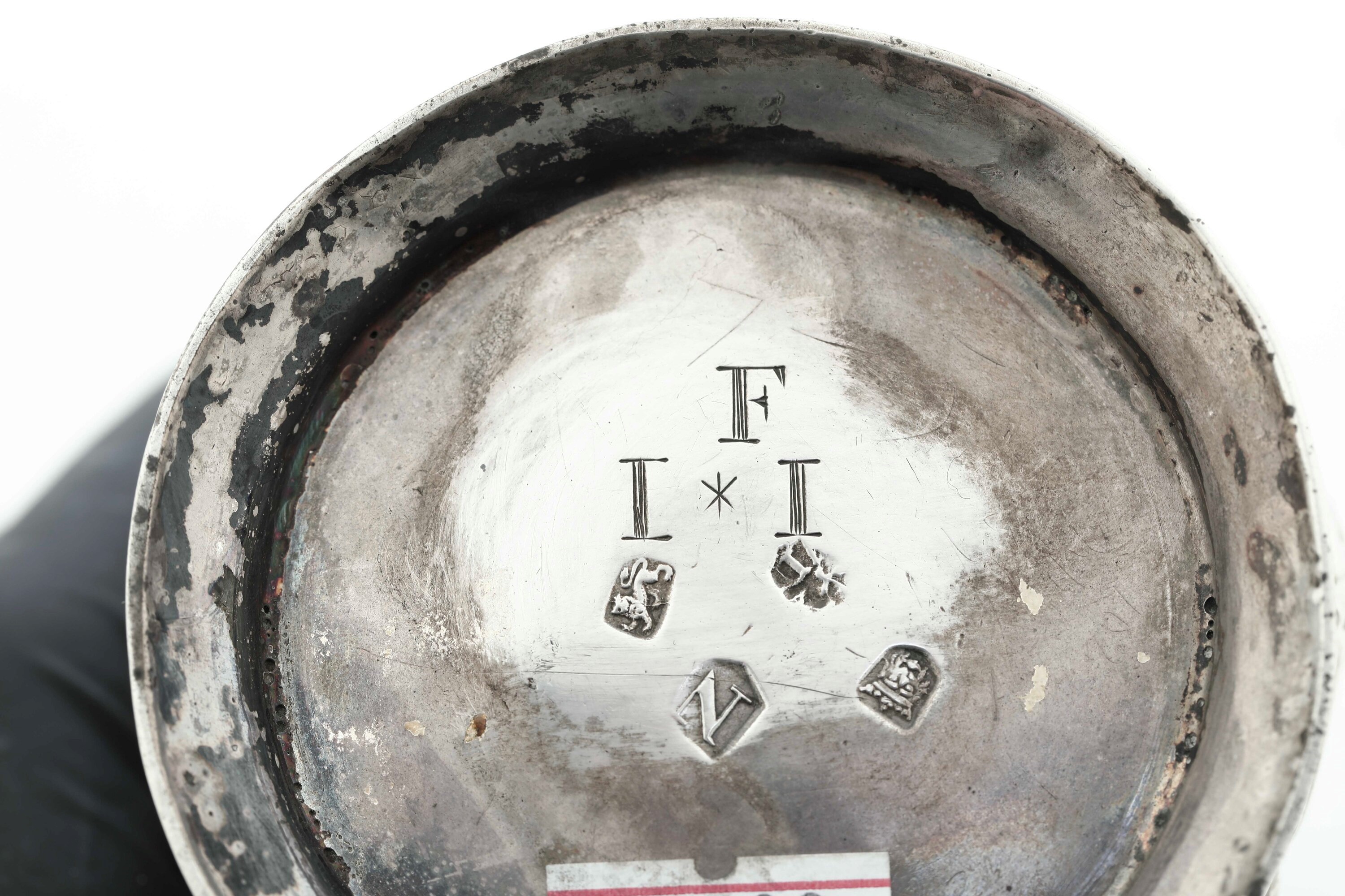 Argento fuso e sagomato, Due piccoli mug e un tankard, Inghilterra e Italia, XIX-XX secolo