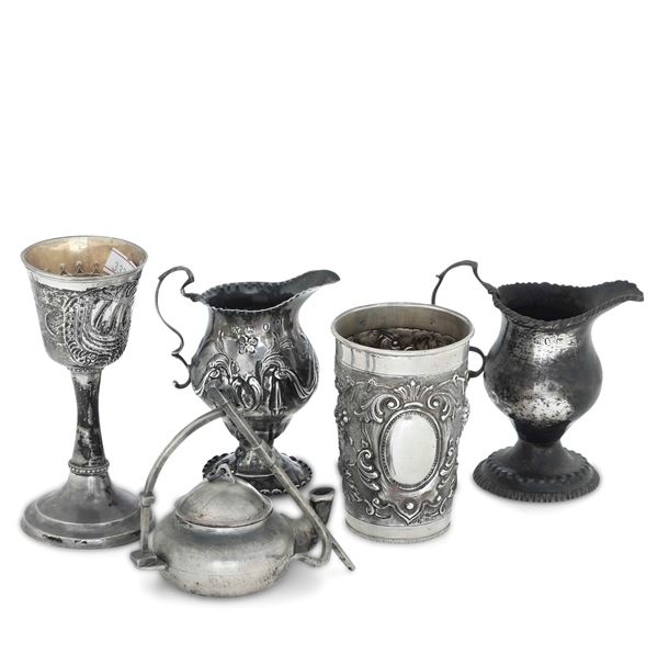 Lotto di cinque piccoli oggetti: un piccolo calice, due brocche, un bicchiere e una piccola teierina. Inghilterra e Italia XX secolo