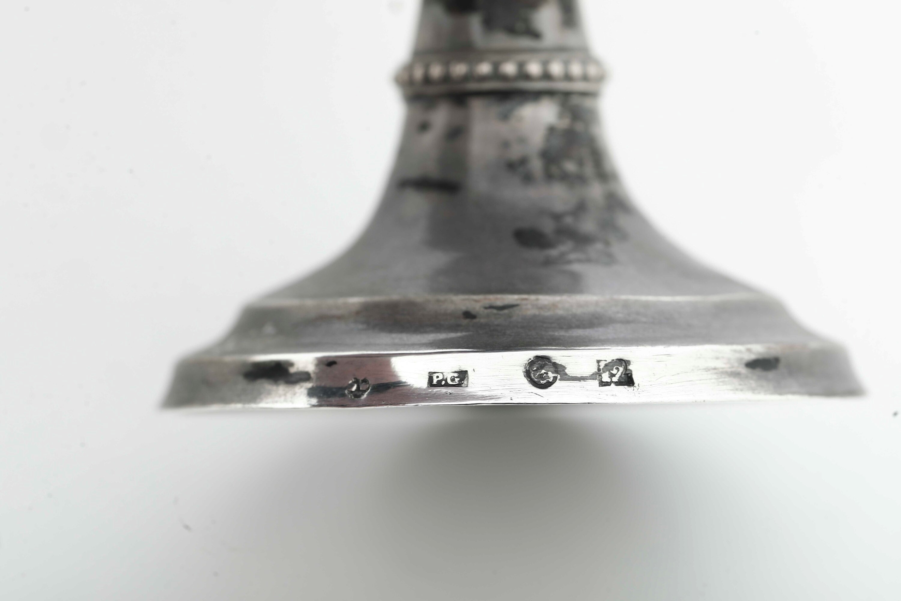 Inghilterra e Italia, Lotto di cinque piccoli oggetti decorativi in argento fuso