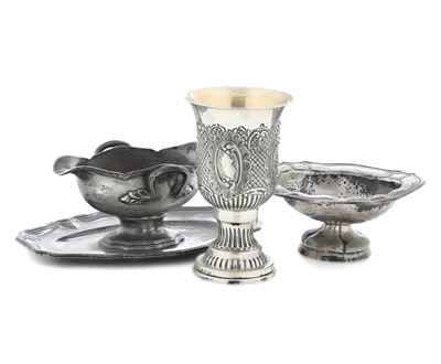 Argenteria italiana del XX secolo, Due salsiere e un vaso in argento fuso e sagomato