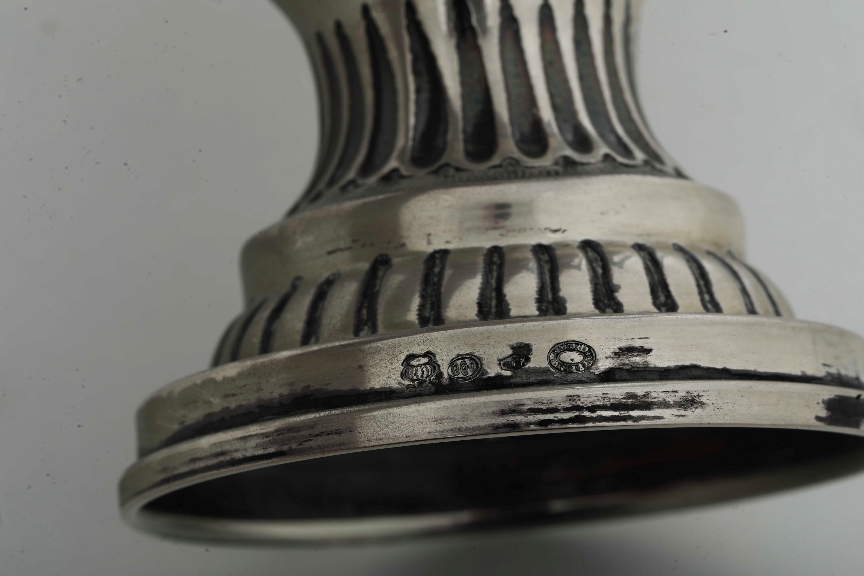 Argenteria italiana del XX secolo, Due salsiere e un vaso in argento fuso e sagomato