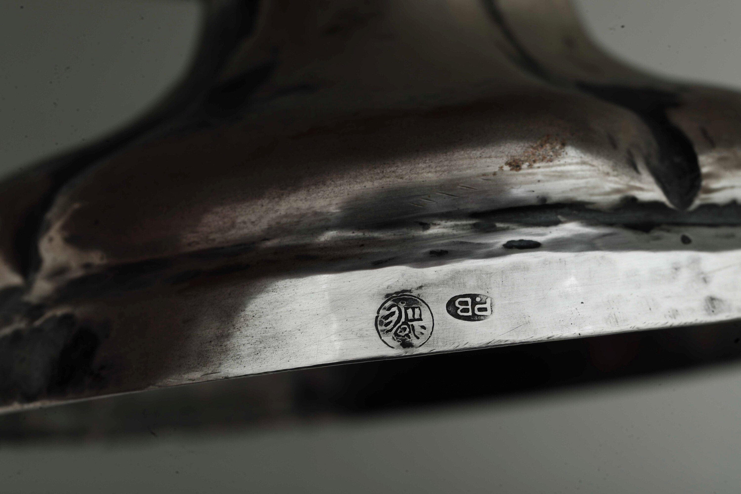 Argenteria italiana del XX secolo, Due salsiere e un vaso in argento fuso e sagomato