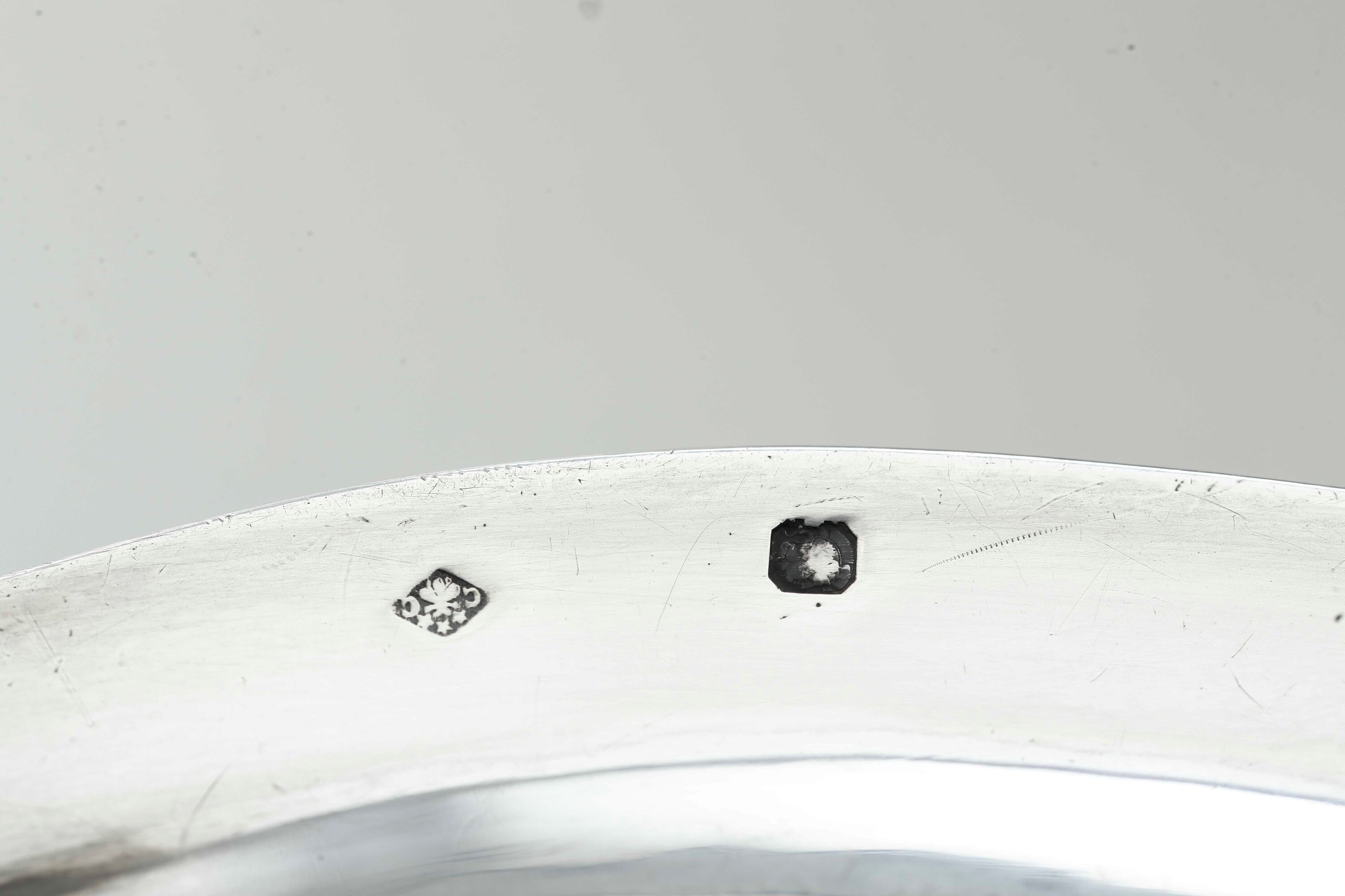 Argenteria italiana del XX secolo, Due salsiere e un vaso in argento fuso e sagomato