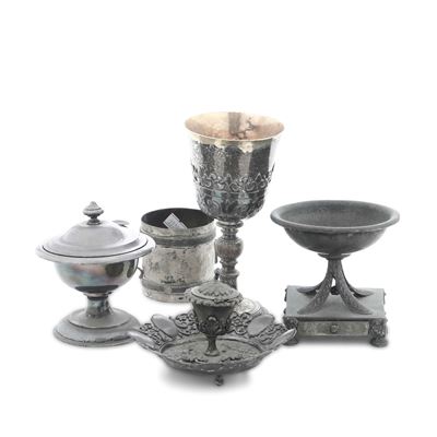 Oggetti decorativi in metallo e argento, vasetto con coperchio, calice, alzatina e bugia
