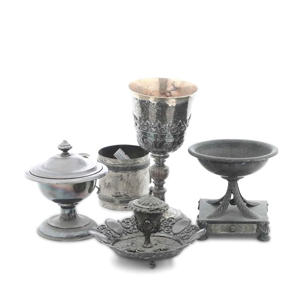 Lotto di quattro oggetti in metallo e una tazzina in argento