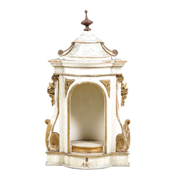 Grande residenza in legno laccato e dorato. XIX secolo