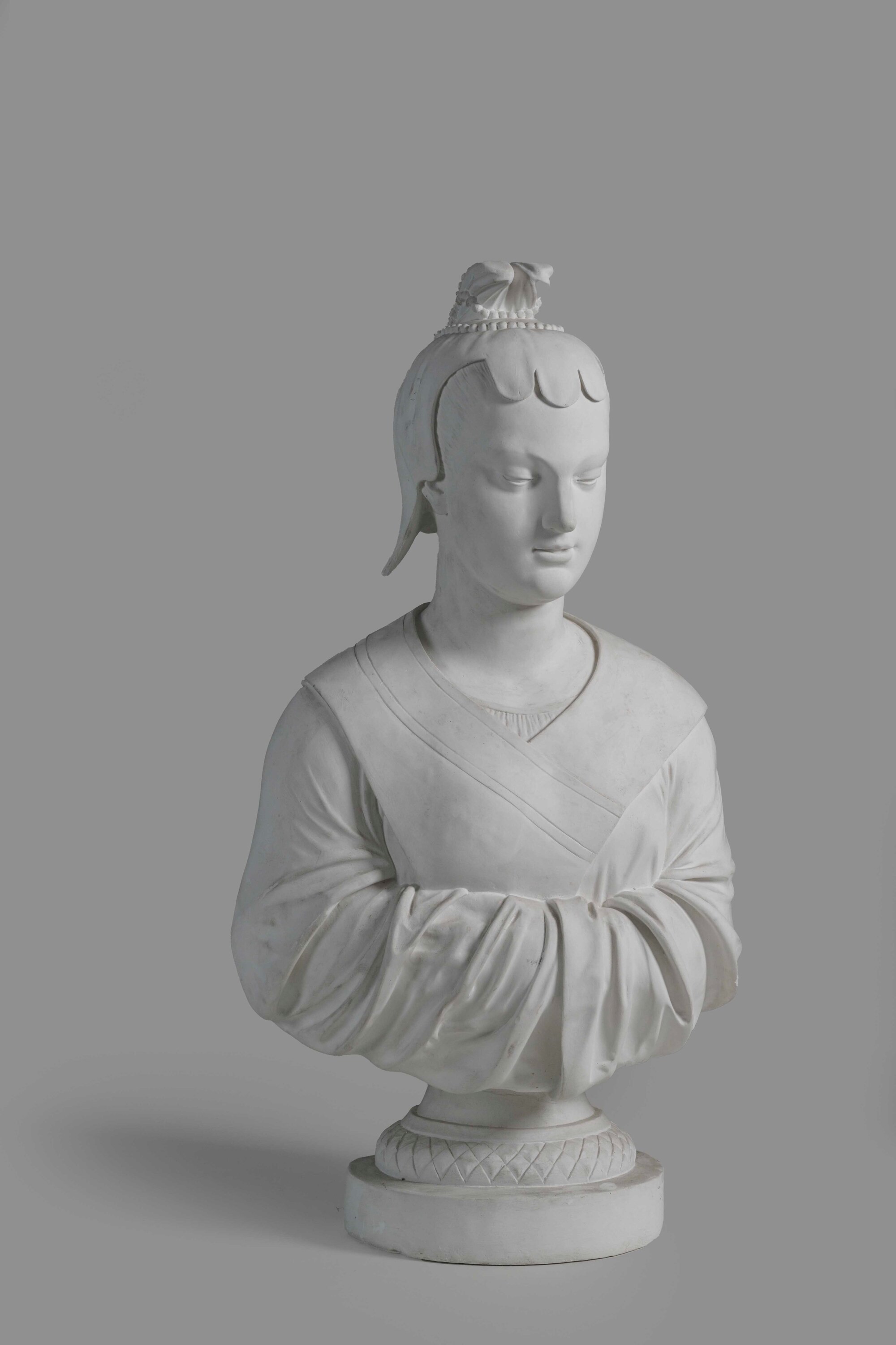 Scultore del XX secolo, Busto femminile in gesso con abiti orientali