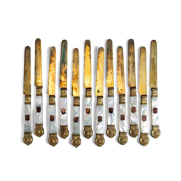 Ventiquattro coltelli da dessert. Parigi, prima metà del XIX secolo, punzoni 1819-1838, “Veillard" garanzia "Ceres". Marchio dell'argentiere S.J. con Anch entro rombo (non identificato)