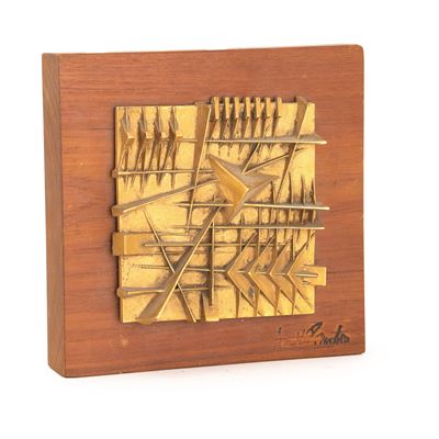 Rilievo quadrato in bronzo dorato e legno
