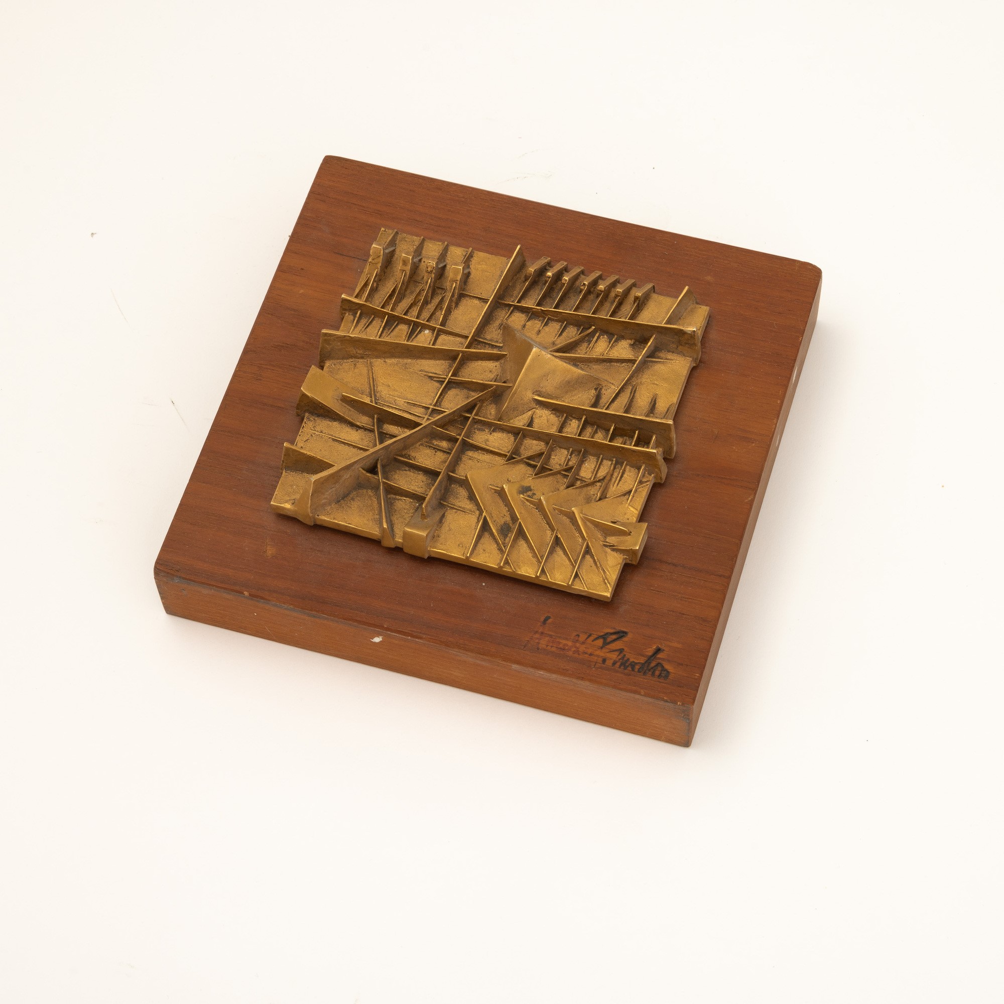 Arnaldo Pomodoro - Rilievo quadrato in bronzo dorato e legno