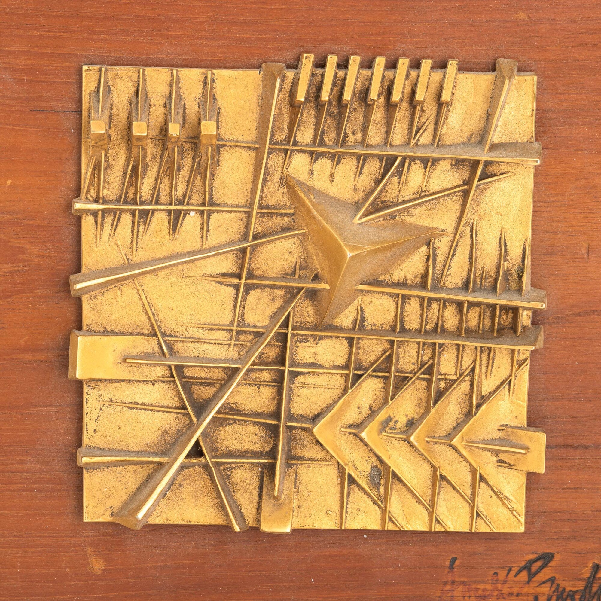 Arnaldo Pomodoro - Rilievo quadrato in bronzo dorato e legno