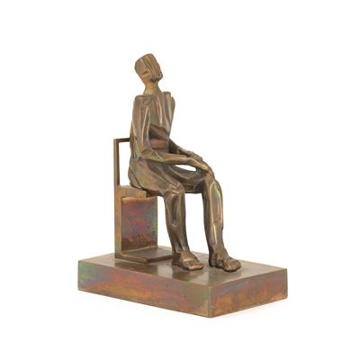 Uomo seduto, scultura in bronzo dorato
