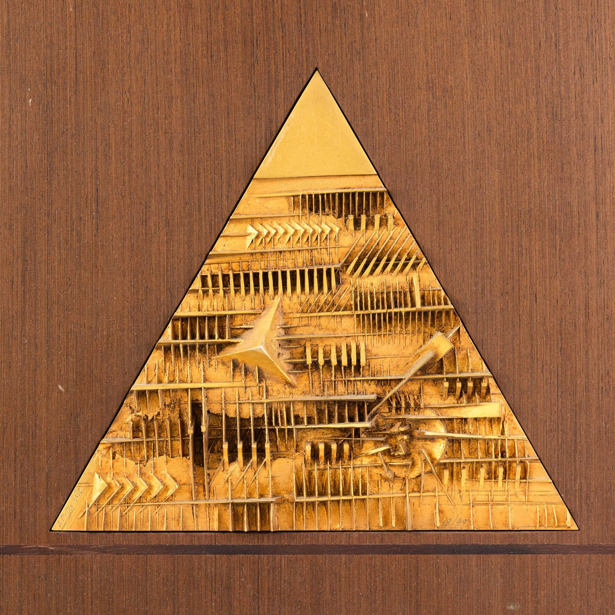 Arnaldo Pomodoro - De-Cantare Urbino, contenitore in legno con bassorilievo in bronzo dorato