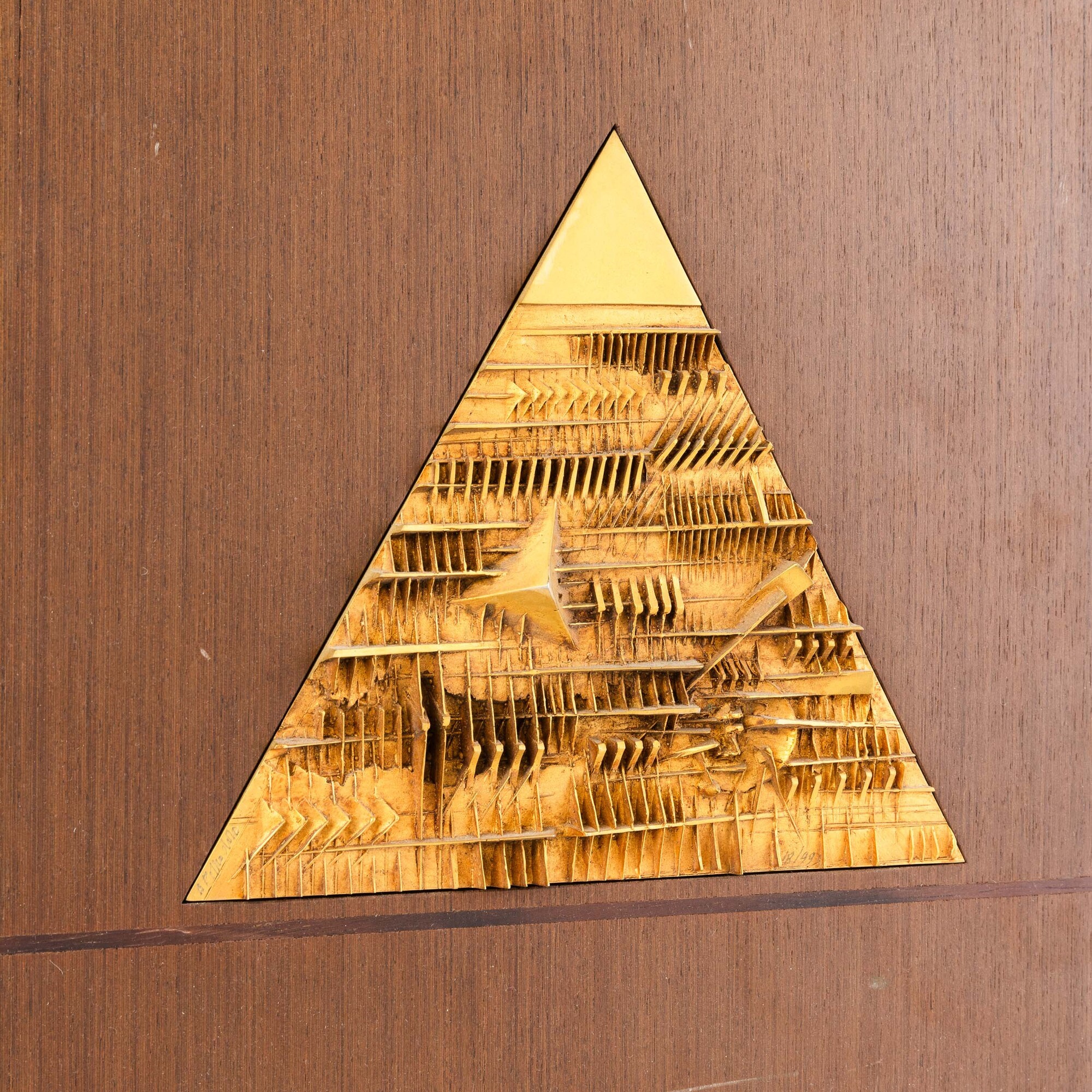 Arnaldo Pomodoro - De-Cantare Urbino, contenitore in legno con bassorilievo in bronzo dorato