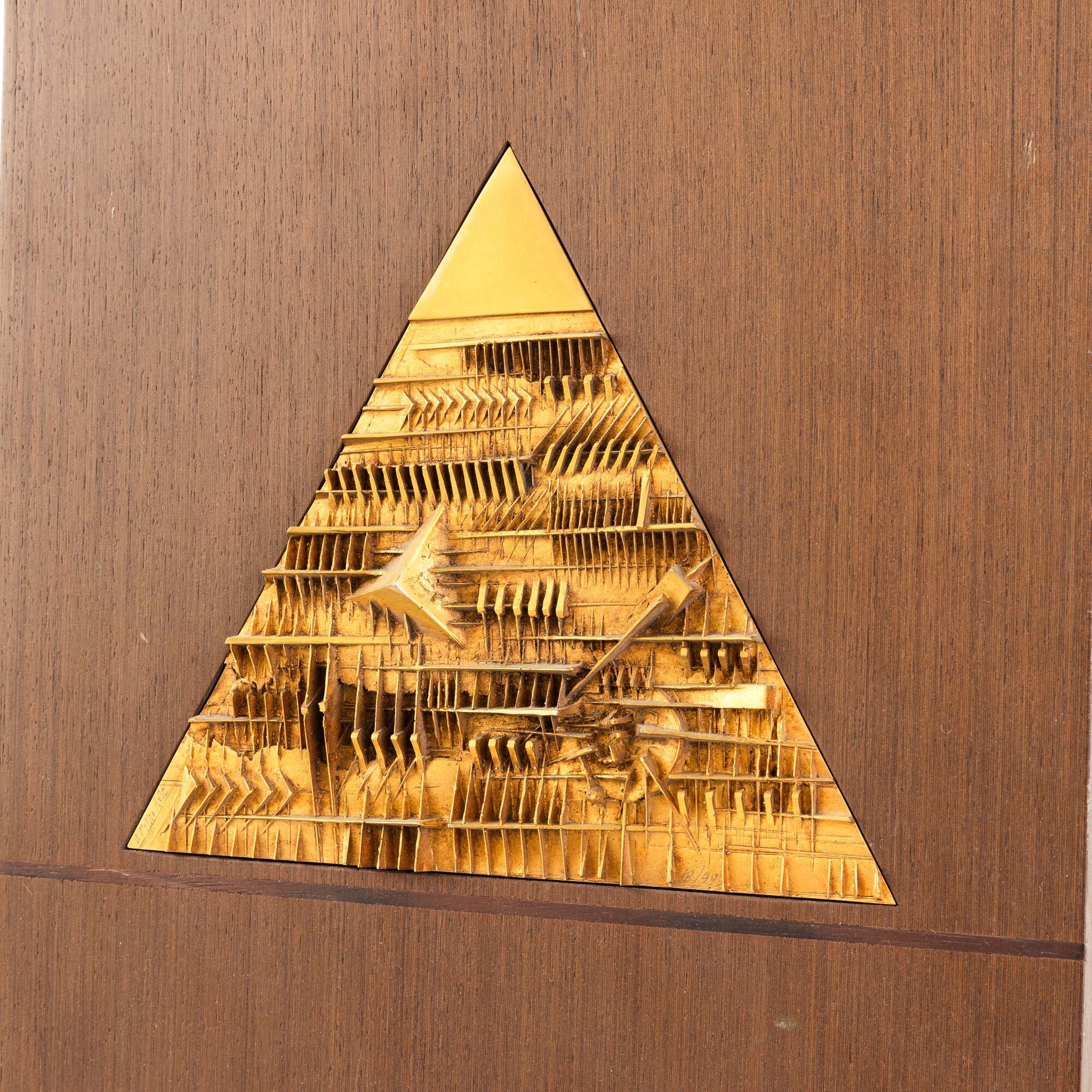 Arnaldo Pomodoro - De-Cantare Urbino, contenitore in legno con bassorilievo in bronzo dorato