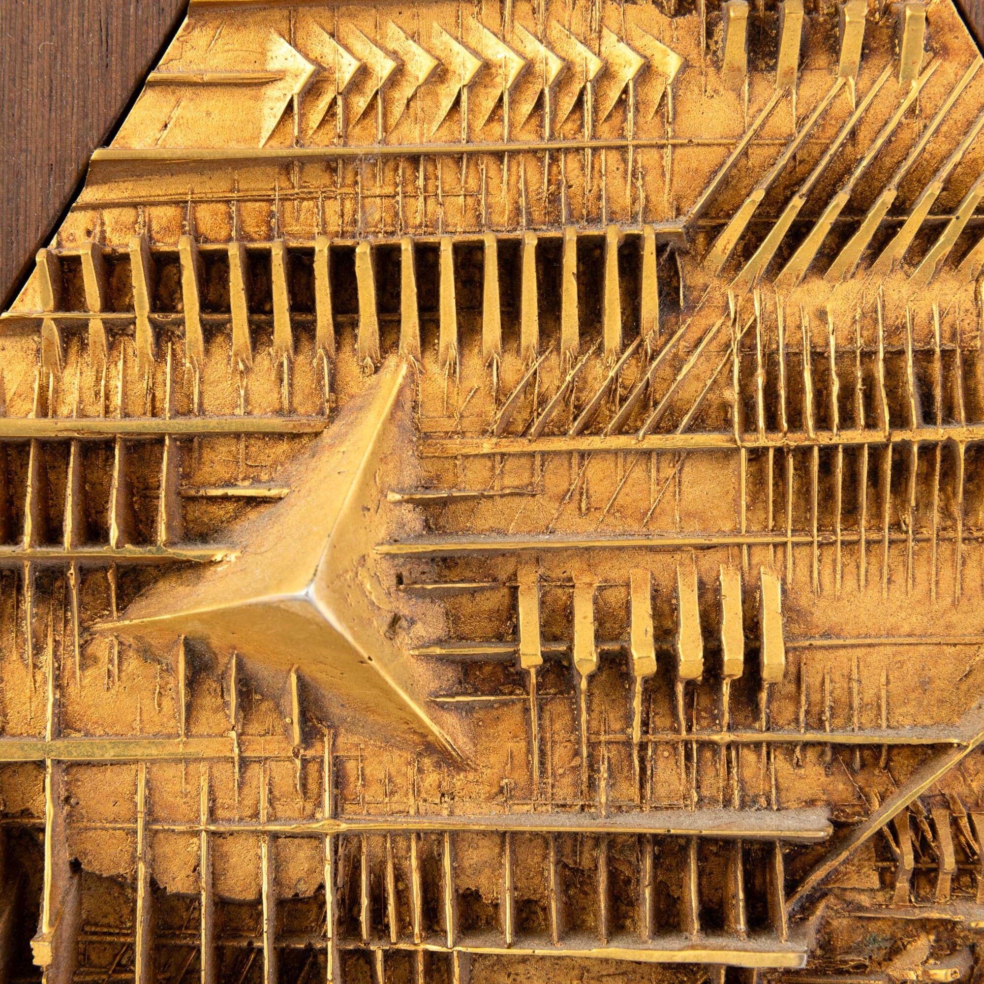 Arnaldo Pomodoro - De-Cantare Urbino, contenitore in legno con bassorilievo in bronzo dorato
