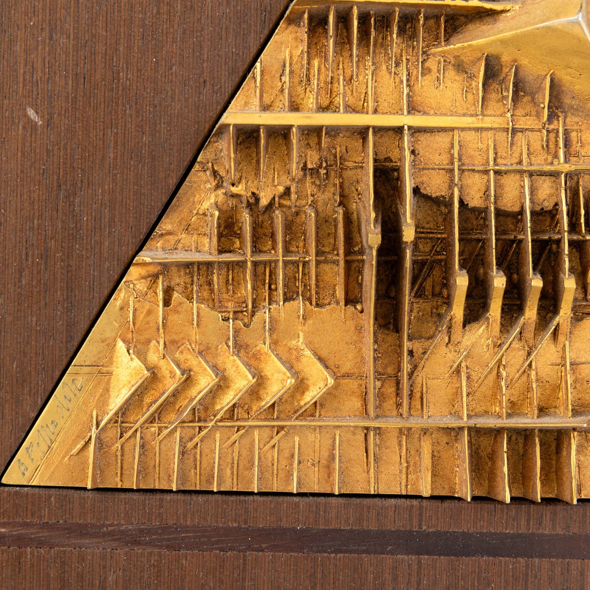 Arnaldo Pomodoro - De-Cantare Urbino, contenitore in legno con bassorilievo in bronzo dorato