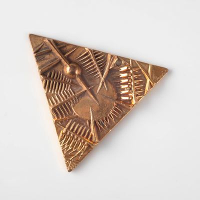 Medaglia triangolare in ottone (non numerata) con scritta "Amica San Gemini" sul retro