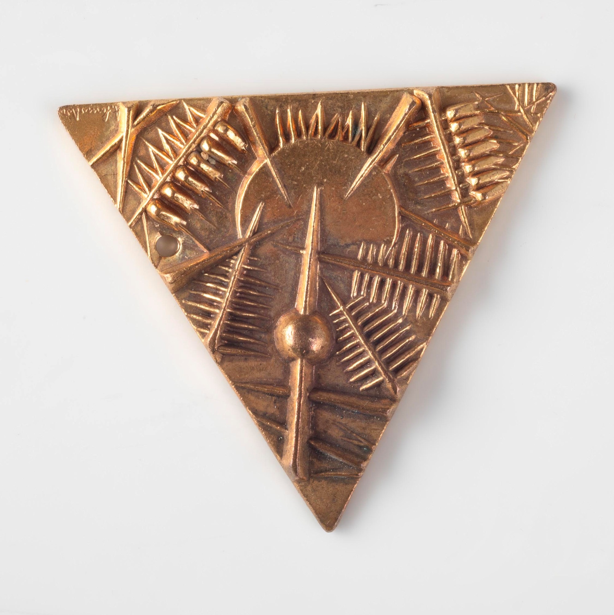Arnaldo Pomodoro - Medaglia triangolare in ottone