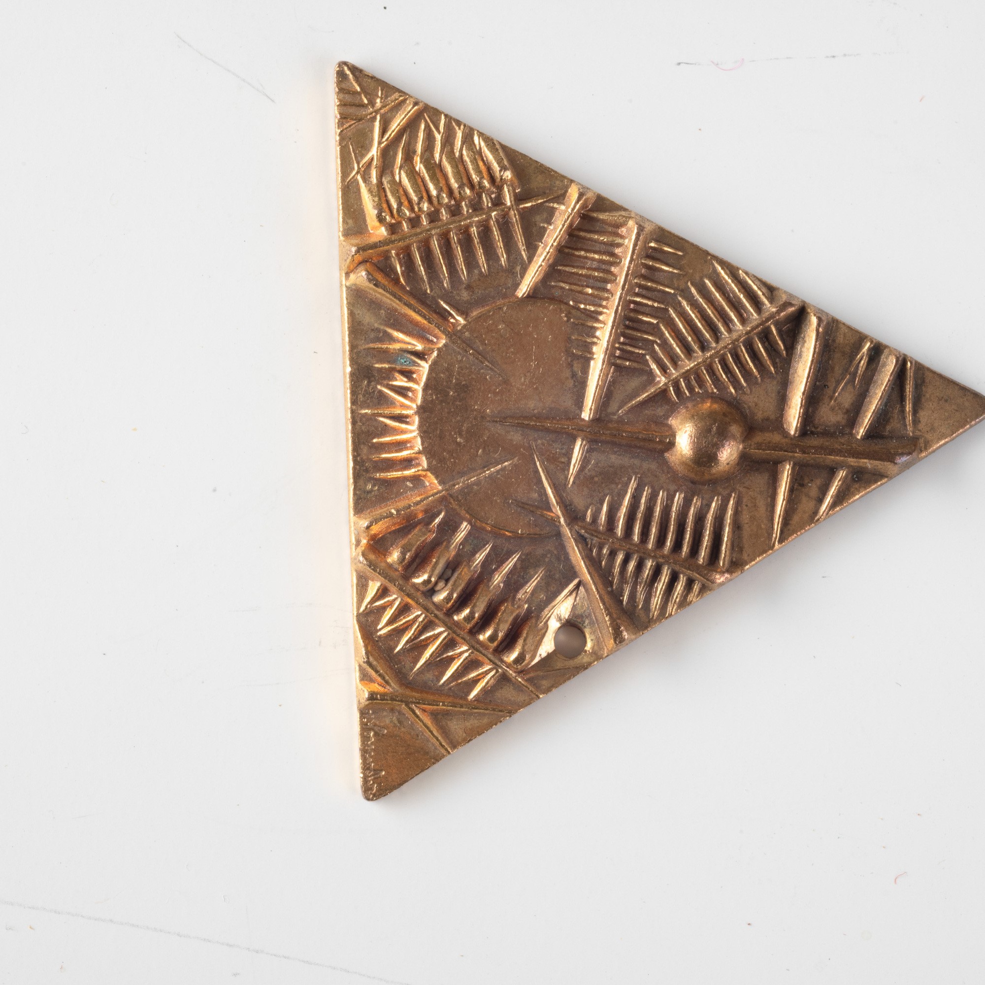 Arnaldo Pomodoro - Medaglia triangolare in ottone