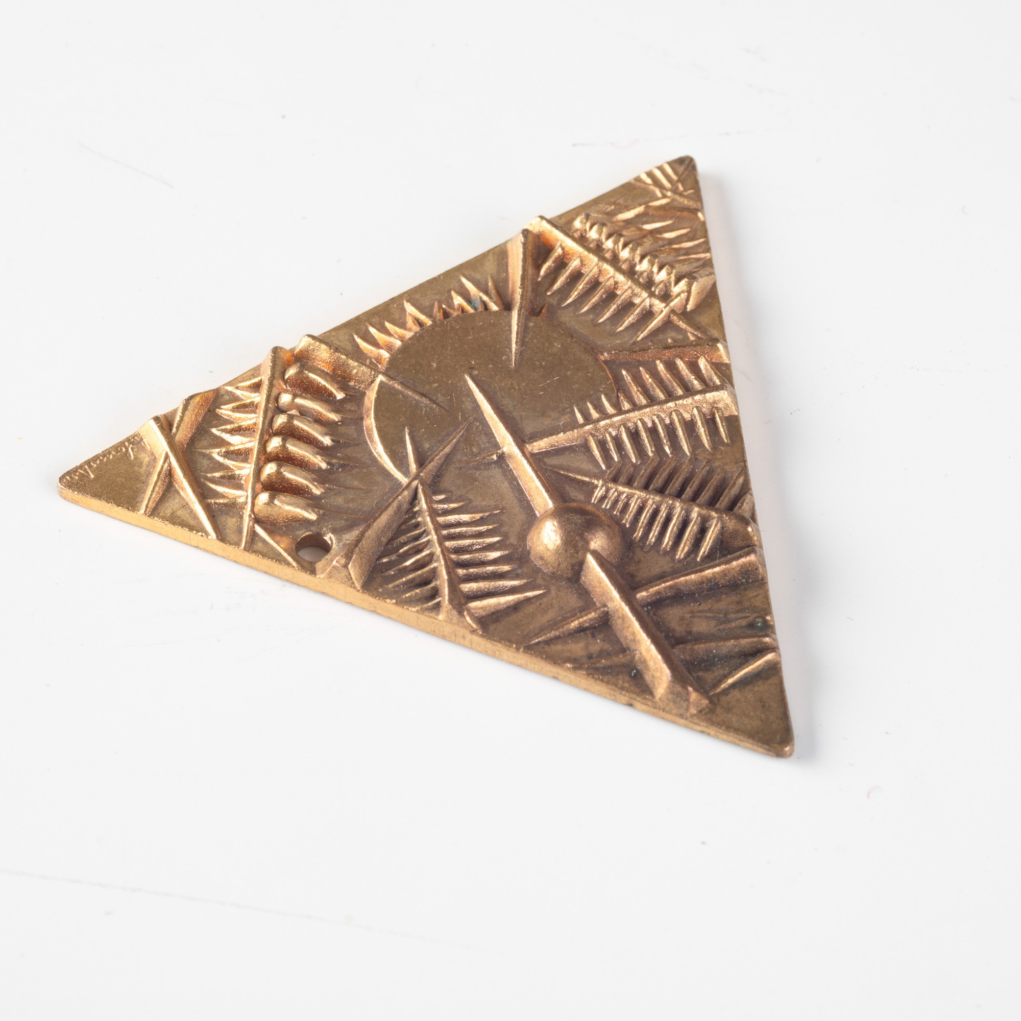 Arnaldo Pomodoro - Medaglia triangolare in ottone