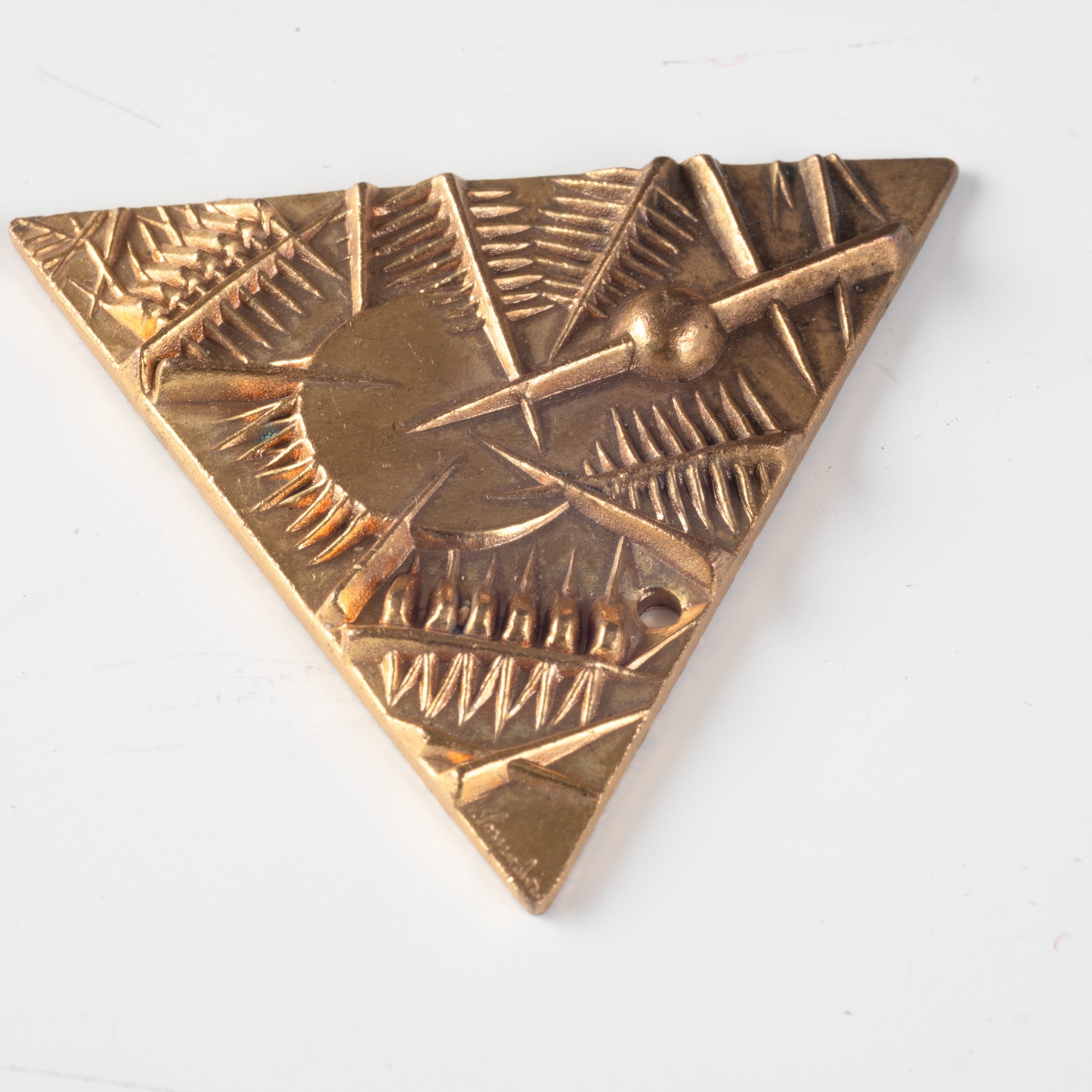 Arnaldo Pomodoro - Medaglia triangolare in ottone