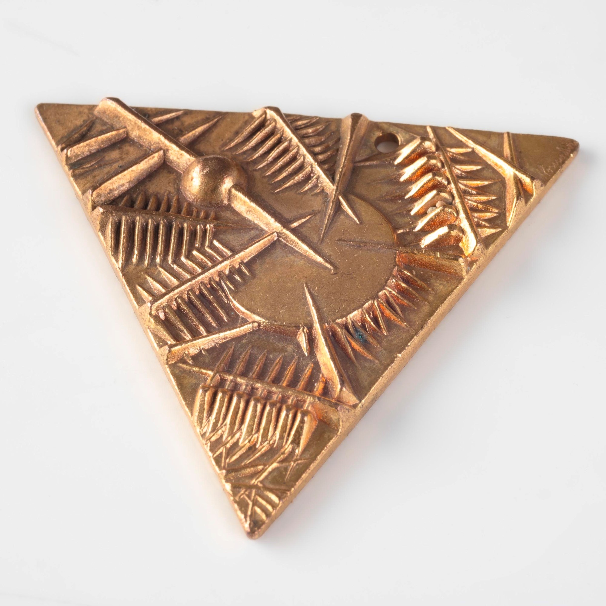 Arnaldo Pomodoro - Medaglia triangolare in ottone