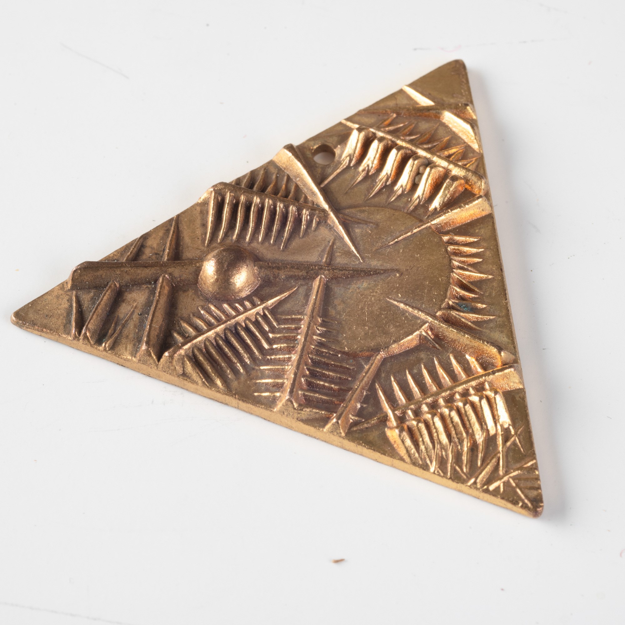 Arnaldo Pomodoro - Medaglia triangolare in ottone