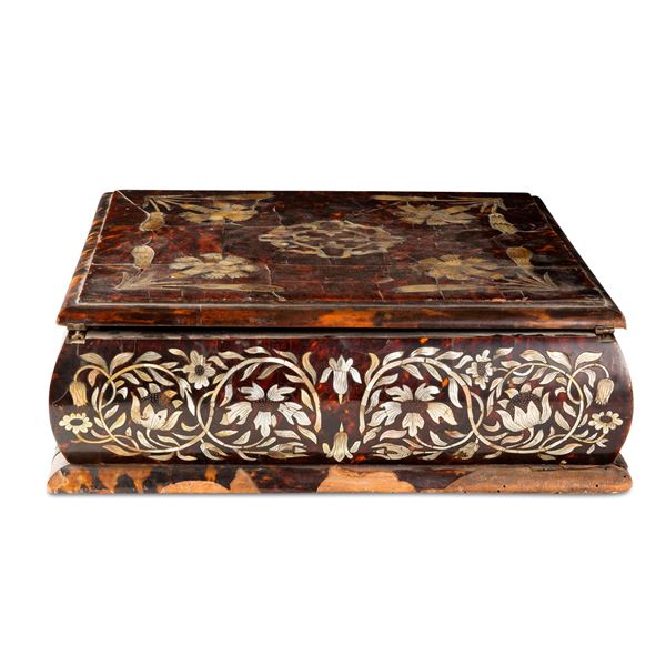 Grande scatola, lastronata in tartaruga e madreperla. Italia meridionale, XIX secolo