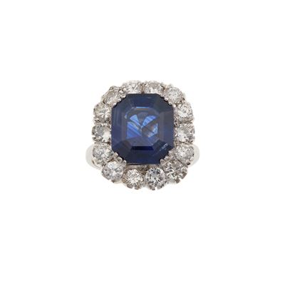 Anello con Zaffiro di Ct 6.10 Circa e Diamanti a Contorno