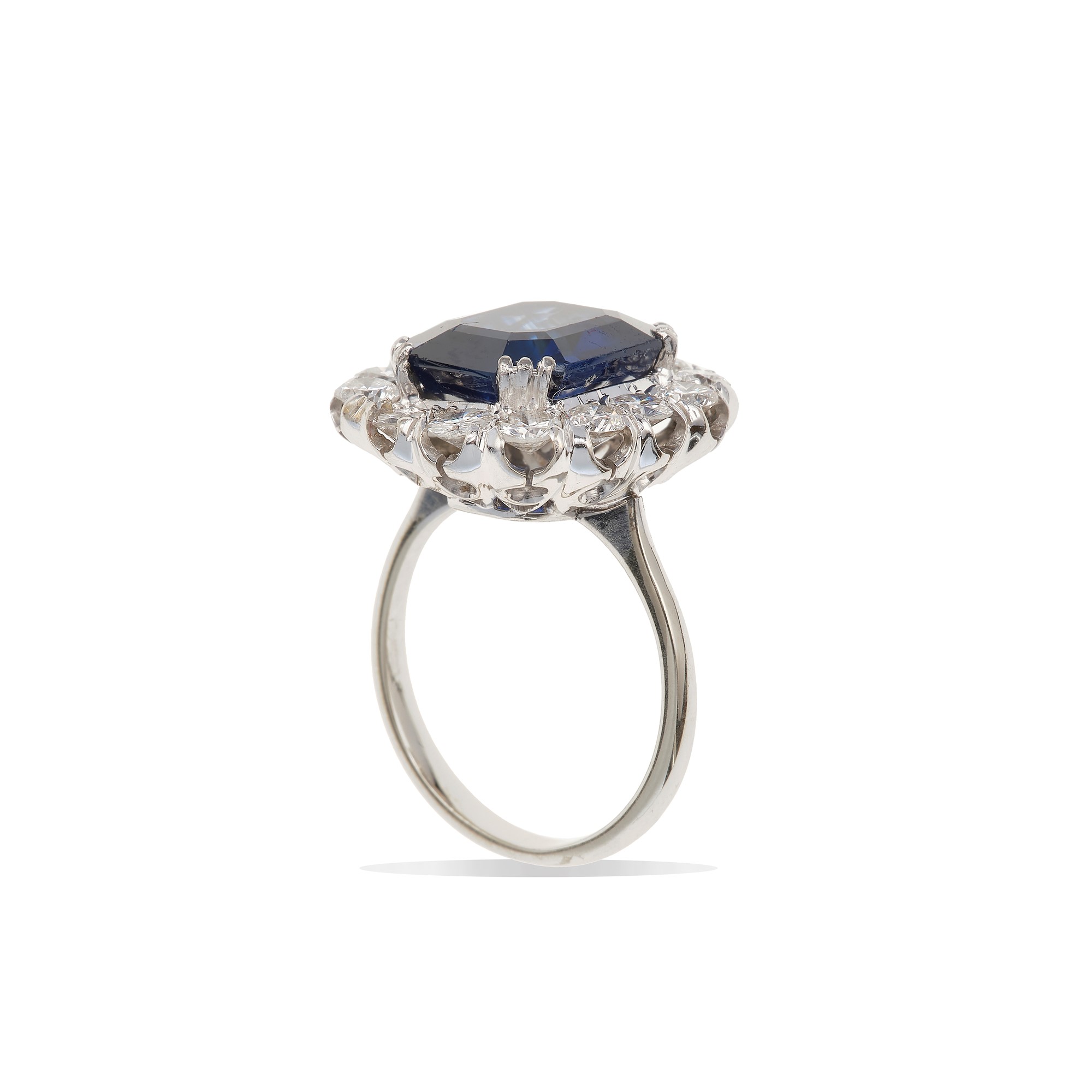 Anello con Zaffiro di Ct 6.10 Circa e Diamanti a Contorno
