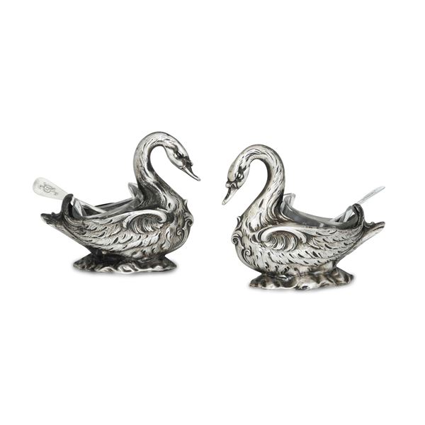 Coppia di saliere a guisa di cigni con cucchiaini. Francia XX secolo