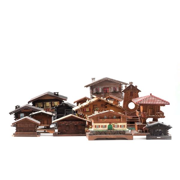 Collezione di modellini di case di montagna in legno