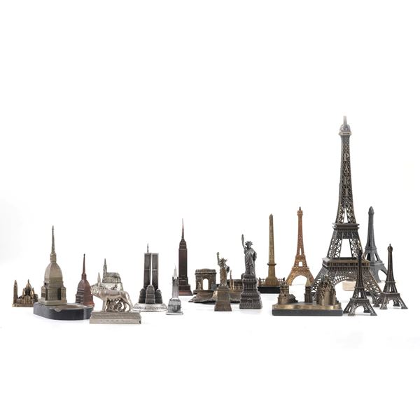 Diciannove modellini di monumenti in metalli diversi