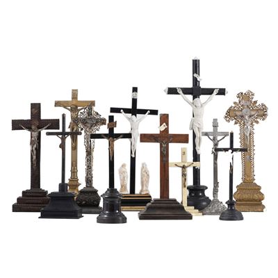 Collezione di dodici crocifissi, in materiali diversi