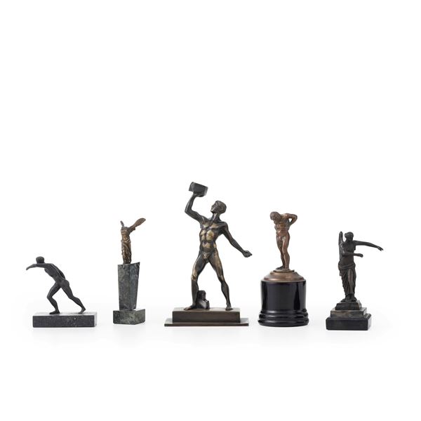 Fonditore del XX secolo Cinque statuette di gusto archeologico in bronzo e metallo