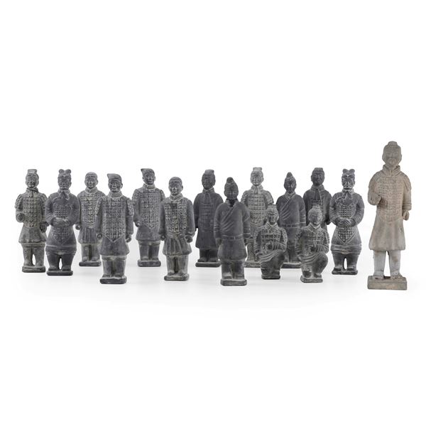 Collezioni di quattordici figure orientali in terracotta patinata