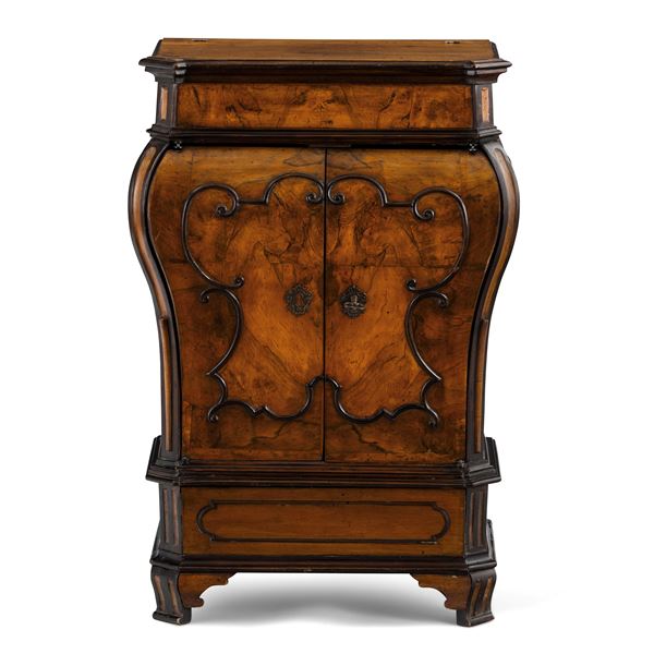 Comodino lastronato in radica. Lombardia, XVIII secolo