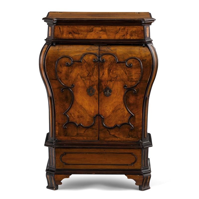 Comodino lastronato in radica. Lombardia, XVIII secolo  - Asta Dimore Italiane - Cambi Casa d'Aste