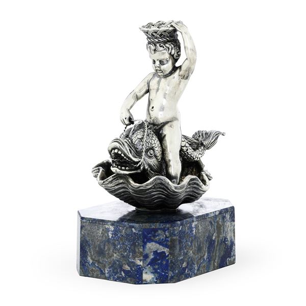 Putto su tritone e conchiglia. Argenteria artistica milanese del XX secolo. Argentiere Valvassori e Pirovano