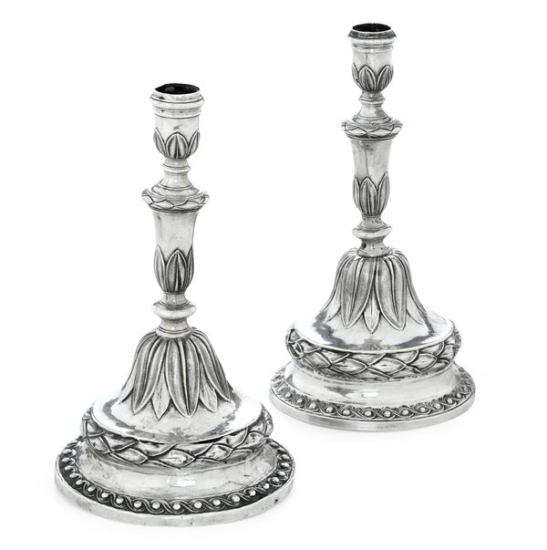 Genova, ultimo quarto del XVIII secolo, marchio della "Torretta" Due candelieri neoclassici